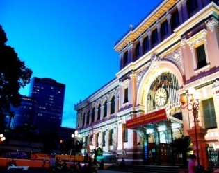  Admire the famous architecture of Saigon Central Post Office