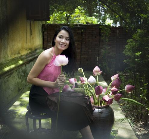 Vietnamese girls charming with lotus flowers