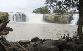 Trinh Nu Waterfall attracts with ridiculous-shaped rocks